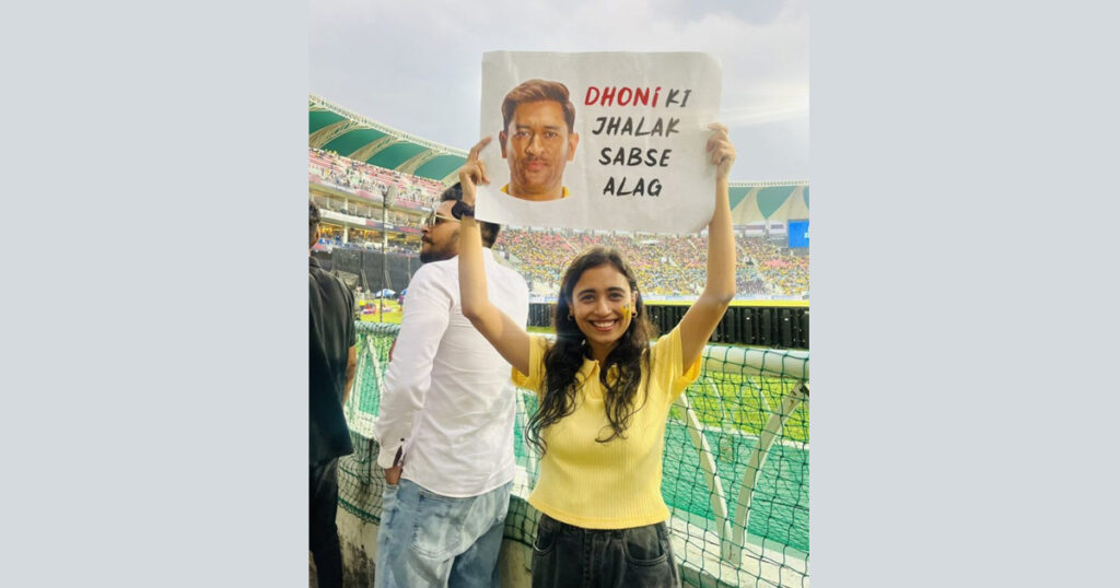 Thala Ki Jhalak Sabse Alag Dhoni's fans go wild with enthusiasm under the falling rain.